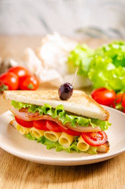 Masadaki tabakta jambonlu sandviç. Atıştırmalık Fast food. 