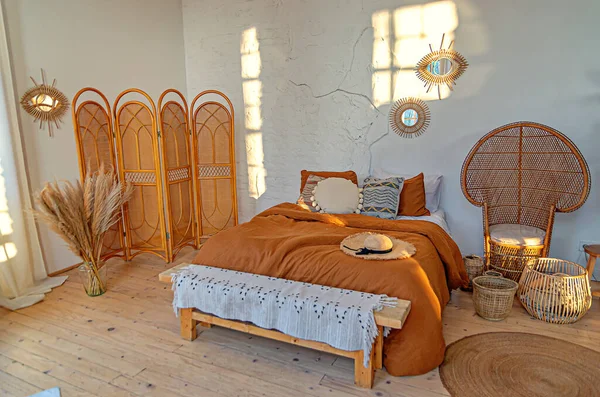 Mooie Gezellige Slaapkamer Met Rotan Meubels Eiland Mediterrane Stijl — Stockfoto