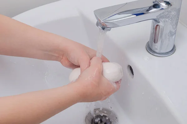 子供は水道水で流しの中で石鹸で手を洗う 注意事項の遵守 衛生基準 冠動脈感染の予防 — ストック写真