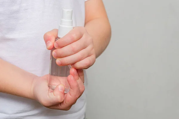 Mãos Uma Criança Quatro Anos Segurando Uma Garrafa Com Desinfetante — Fotografia de Stock