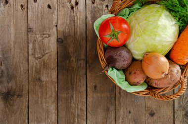 Eski ahşap bir masanın üzerindeki sepetteki taze kırsal sebzeler. Sağlıklı ve sağlıklı bir diyet için lezzetli, sağlıklı malzemeler. Ukrayna borsch 'u için sebze seti
