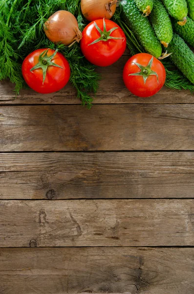 Eski Ahşap Bir Masada Taze Sebzeler Domates Salatalık Soğan Dereotu — Stok fotoğraf