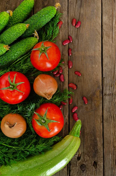 Čerstvá Rustikální Zelenina Starém Dřevěném Stole Rajčata Okurky Cibule Kopr — Stock fotografie