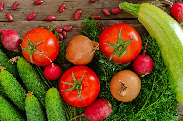 Verse Rustieke Groenten Een Oude Houten Tafel Tomaten Komkommers Uien — Stockfoto