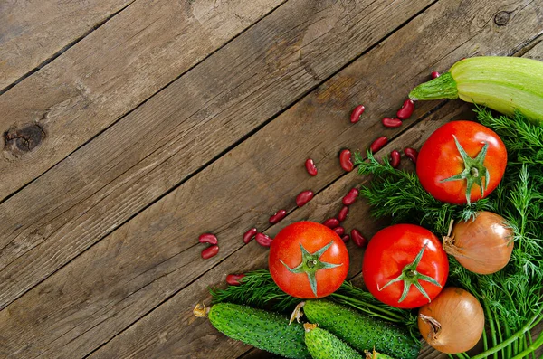 Verse Rustieke Groenten Een Oude Houten Tafel Tomaten Komkommers Uien — Stockfoto