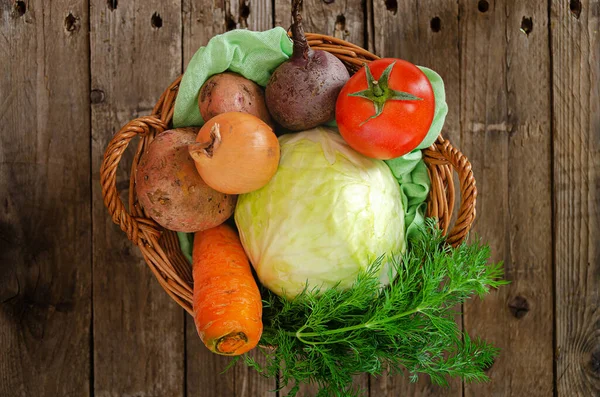 古い木製のテーブルの上のバスケットに新鮮な素朴な野菜 健康的で健康的な食事のためのおいしい健康的な成分 ウクライナのボルシュの野菜セット — ストック写真