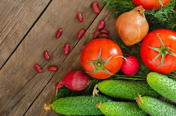 Verse Rustieke Groenten Een Oude Houten Tafel Tomaten Komkommers Uien — Stockfoto