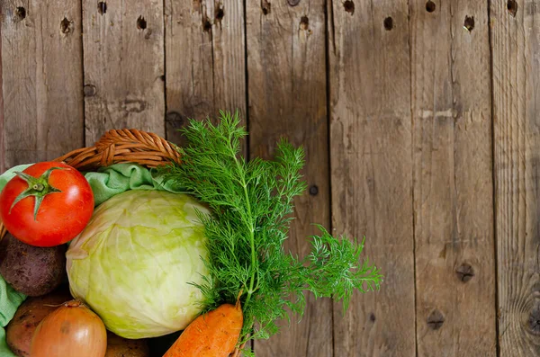 古い木製のテーブルの上のバスケットに新鮮な素朴な野菜 健康的で健康的な食事のためのおいしい健康的な成分 ウクライナのボルシュの野菜セット — ストック写真