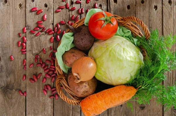 Verse Rustieke Groenten Een Mandje Een Oude Houten Tafel Heerlijke — Stockfoto