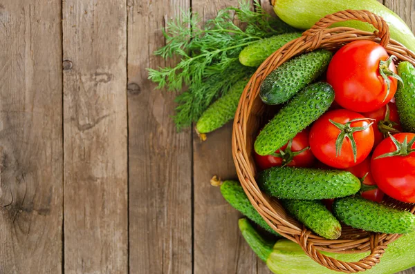 Verse Rustieke Groenten Een Oude Houten Tafel Tomaten Komkommers Handige — Stockfoto