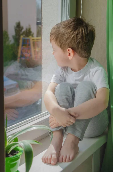 Niño Triste Quiere Caminar Calle Niño Alféizar Ventana Mira Por — Foto de Stock