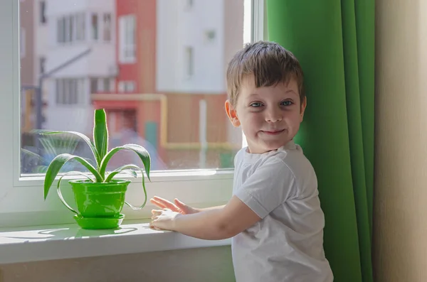 Vrolijke Jongen Wil Straat Lopen Het Kind Zit Bij Het — Stockfoto