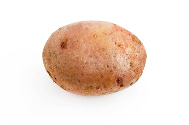 Beyaz sırtında izole edilmiş bir patates. Kök sebze. Taze çiğ yemek..