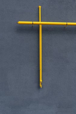 Çok katlı bir binanın ön cephesinde havalandırması olan sarı gaz borusu. Ev içi kullanım için doğal gaz, gaz boru hattı. Konut binalarının gazlaştırılması