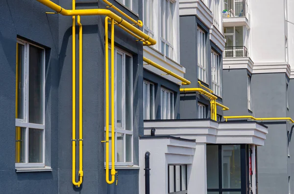 Żółta Rura Gazowa Otworem Wentylacyjnym Elewacji Budynku Wielokondygnacyjnego Gaz Ziemny — Zdjęcie stockowe