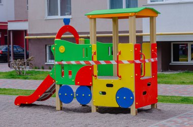 Oyun alanı yasak bir kasetle çevrili. Koronovirüs salgını (covid-19) nedeniyle karantina nedeniyle açık hava oyunları için kapalı yerler)