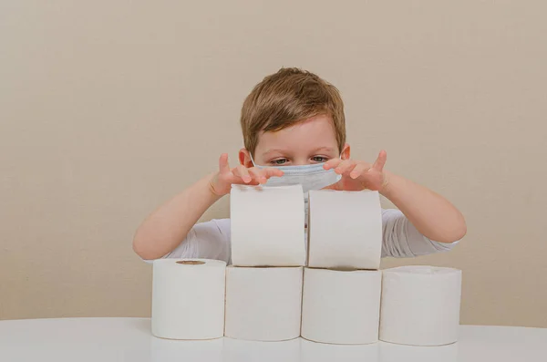 Muchacho Lindo Cuatro Máscara Protectora Médica Juega Con Papel Higiénico — Foto de Stock