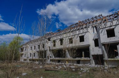 Terk edilmiş bir sitenin inşaatı. Apartman iskeletleri. İnşaat devam ediyor. Bir yatırım şirketinin iflası, dolandırılmış yatırımcılar.
