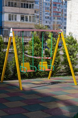 Oyun alanı yasak bir kasetle çevrili. Koronovirüs salgını (covid-19) nedeniyle karantina nedeniyle açık hava oyunları için kapalı yerler)