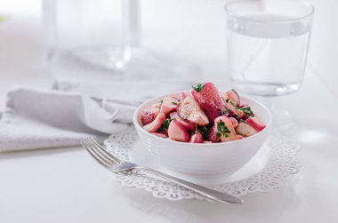 Tereyağında kızarmış turp. Lezzetli bir akşam yemeği için basit köy tarifleri. Sağlıklı, doğal beslenme. Basit malzemeler..