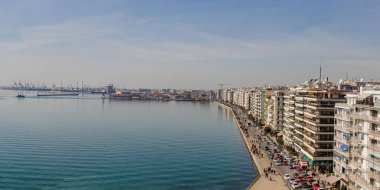 Beyaz Kule 'nin gözlem güvertesinden Selanik setinin panoramik görüntüsü. Deniz manzarası ve şehir manzarası çok güzel..