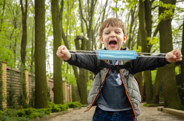 Niño Lindo Cuatro Años Edad Camina Parque Principios Primavera Una — Foto de Stock