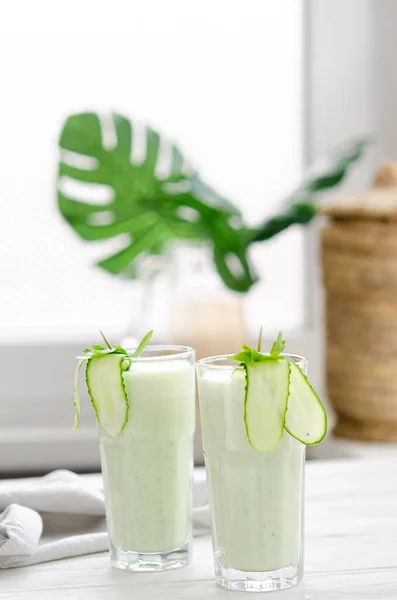 Erfrischendes Fermentiertes Milchgetränk Mit Gurken Und Kräutern Zwei Mit Einem — Stockfoto