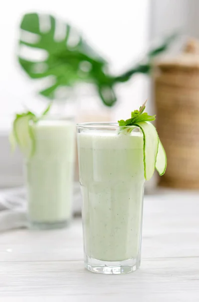 Erfrischendes Fermentiertes Milchgetränk Mit Gurken Und Kräutern Zwei Mit Einem — Stockfoto