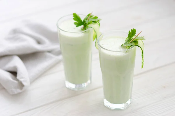 Verfrissende Gefermenteerde Melkdrank Met Komkommer Kruiden Twee Met Cocktail Een — Stockfoto