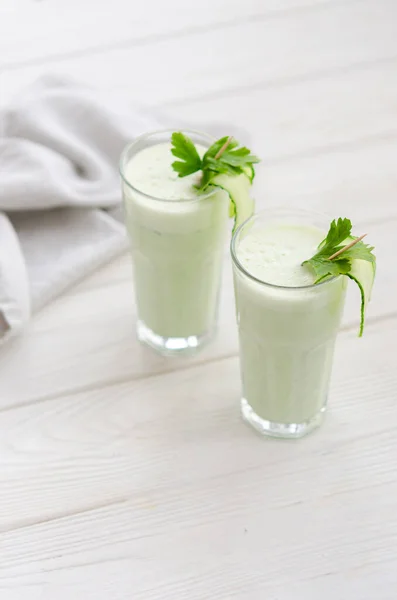 Erfrischendes Fermentiertes Milchgetränk Mit Gurken Und Kräutern Zwei Mit Einem — Stockfoto