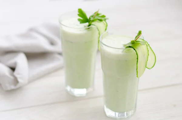 Verfrissende Gefermenteerde Melkdrank Met Komkommer Kruiden Twee Met Cocktail Een — Stockfoto
