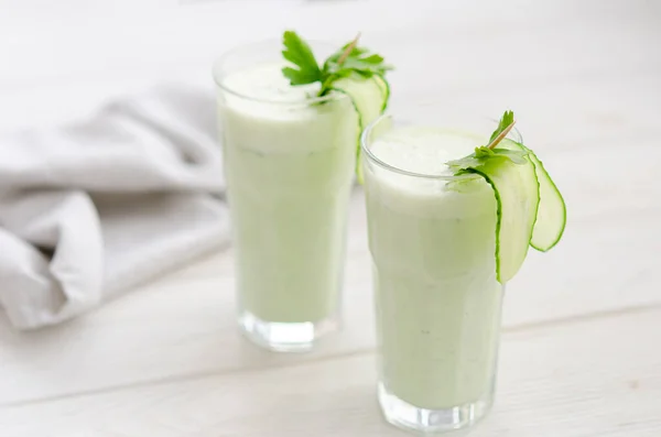 Erfrischendes Fermentiertes Milchgetränk Mit Gurken Und Kräutern Zwei Mit Einem — Stockfoto