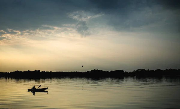 Fischer im Boot bei Sonnenuntergang — Stockfoto