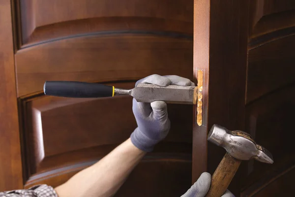 Asıl massif bir kapıda kilit koyar