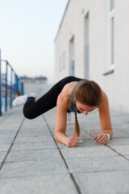 Kız akşam eğitim sırasında 