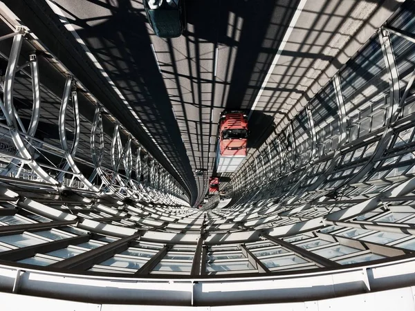 Paisaje urbano con elementos arquitectónicos. Camino de cristal interior para coches . —  Fotos de Stock