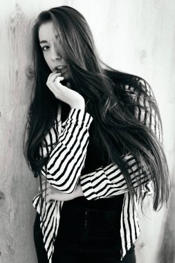 Güzel moda kadın portresi siyah-beyaz
