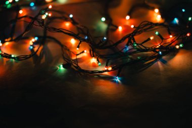 Siyah arka planda noel ışıkları