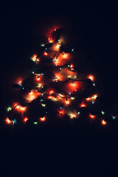 Las vibrantes luces de Navidad forman un árbol —  Fotos de Stock