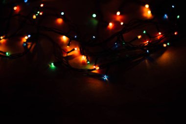 Siyah arka planda noel ışıkları