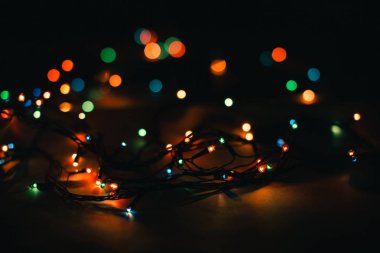 Siyah arka planda noel ışıkları