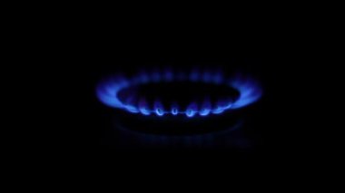 Mavi alev yanan gaz Hob üzerinde