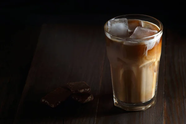 Café gelado em um copo alto com creme derramado sobre — Fotografia de Stock