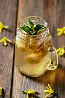 Vintage bir bardak nane taze zanaat elma suyu ile yapraklar 