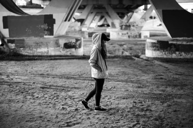 hipster kadın Köprüsü'nün altında kal