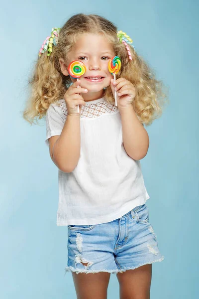 明るいキャンディーを持つ子供の女の子. — ストック写真