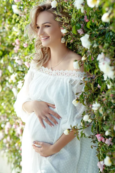 Mooie zwangere vrouw in de natuur. — Stockfoto