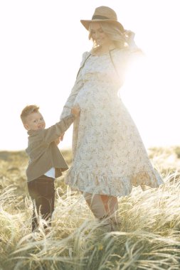 Doğada çocuklu bir anne.. 