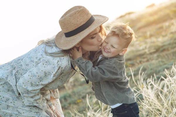 Máma s dítětem v přírodě. — Stock fotografie
