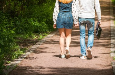 Sevgili çift el ele tutuşuyor